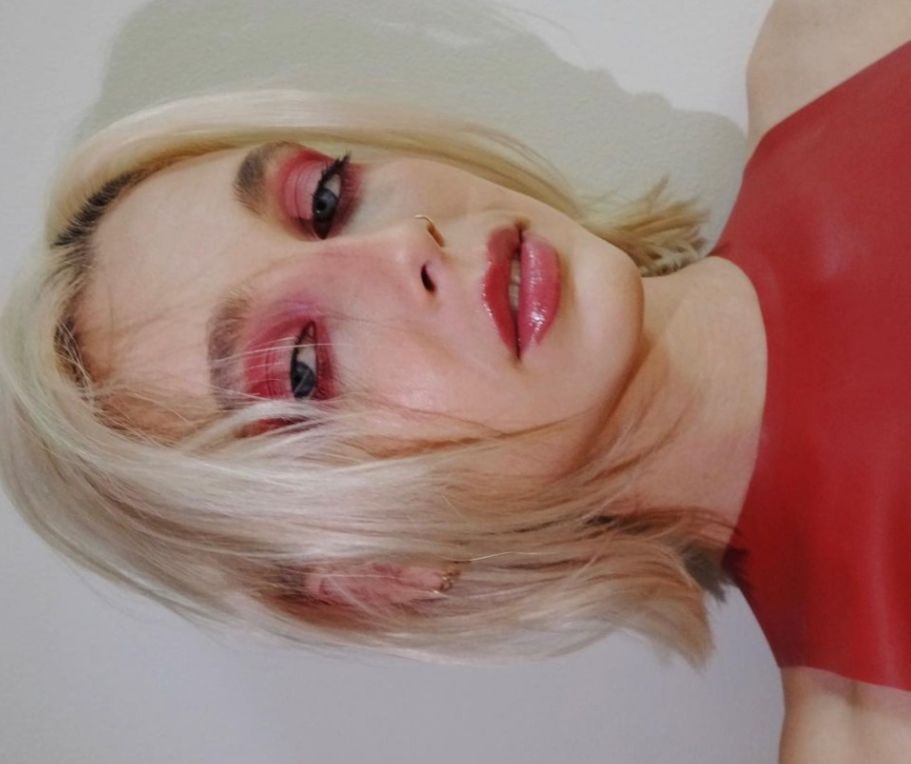 10 Inspirasi Makeup ala Emma Chamberlain, Ikonik!