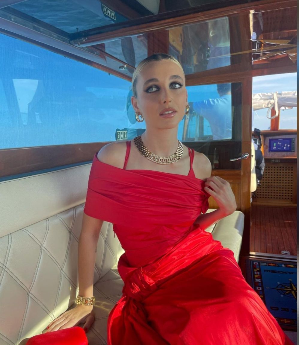 10 Inspirasi Makeup ala Emma Chamberlain, Ikonik!