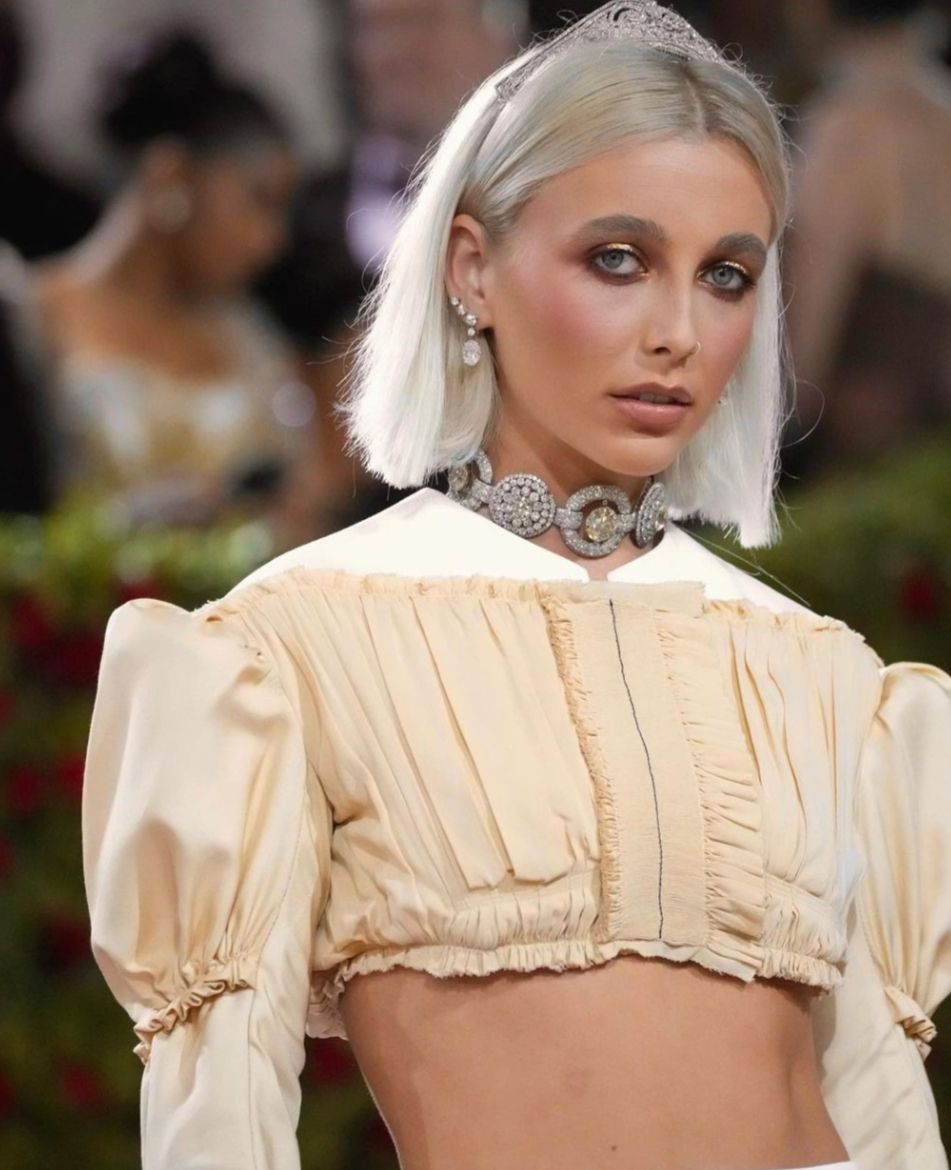 10 Inspirasi Makeup ala Emma Chamberlain, Ikonik!