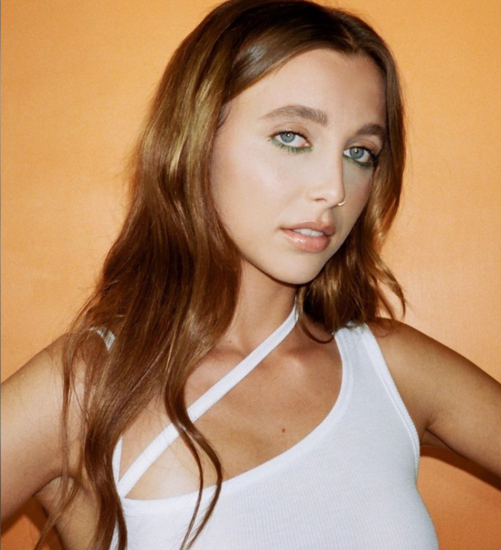 10 Inspirasi Makeup ala Emma Chamberlain, Ikonik!