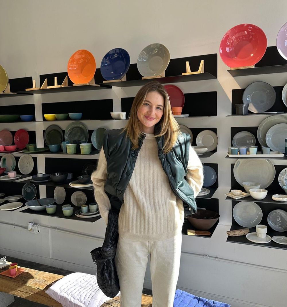 10 Ide Casual Outfit ala Model Sanne Vloet, Santai tapi Kece