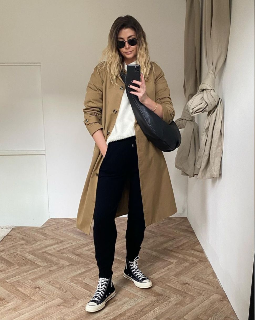 9 Ide Outfit Big Coat YouTuber Emma Hill, Bikin Menawan
