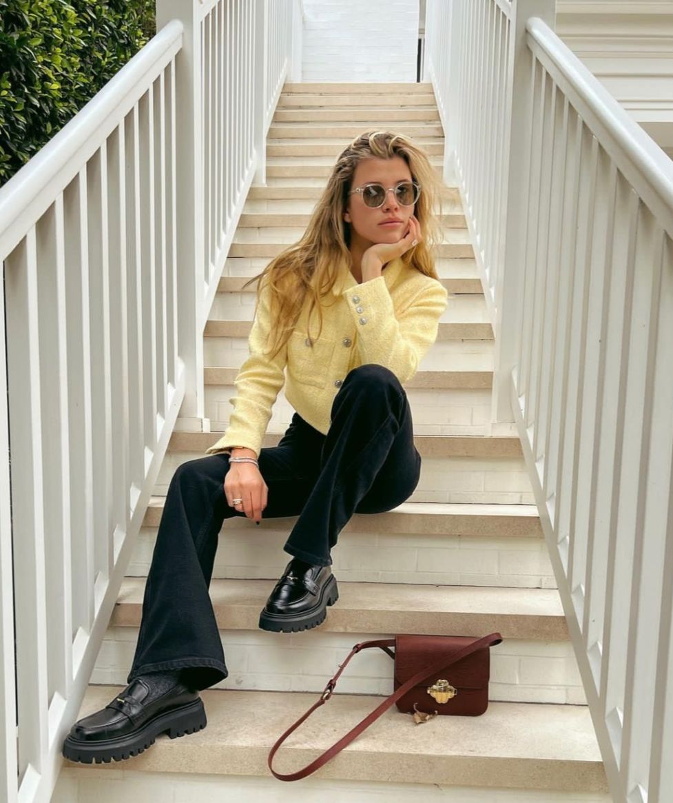 9 Ide Outfit Casual ala Sofia Richie Grainge, Cocok untuk Jalan-Jalan