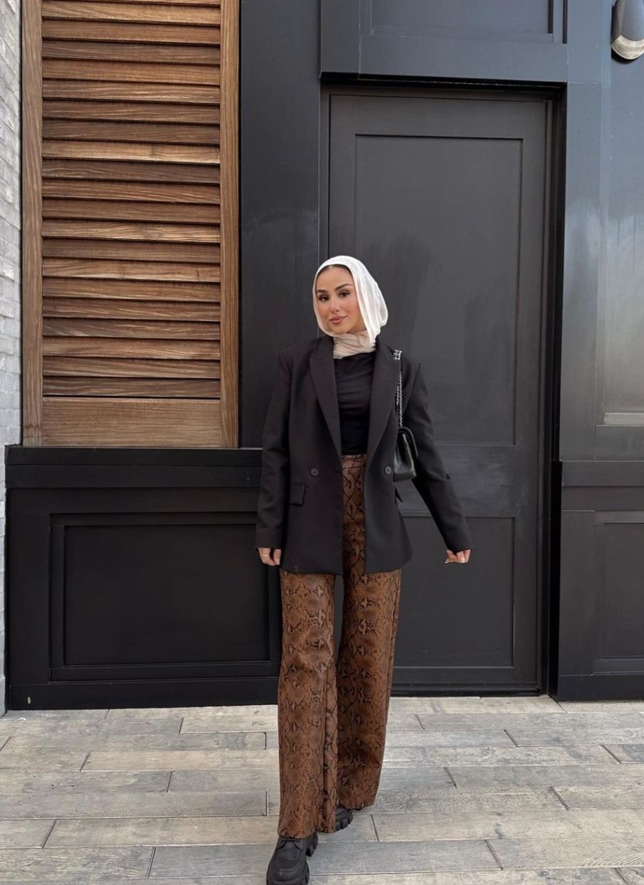 10 Referensi Outfit Hijab ke Kafe ala Mina Hamideh, Tetap Stylish!