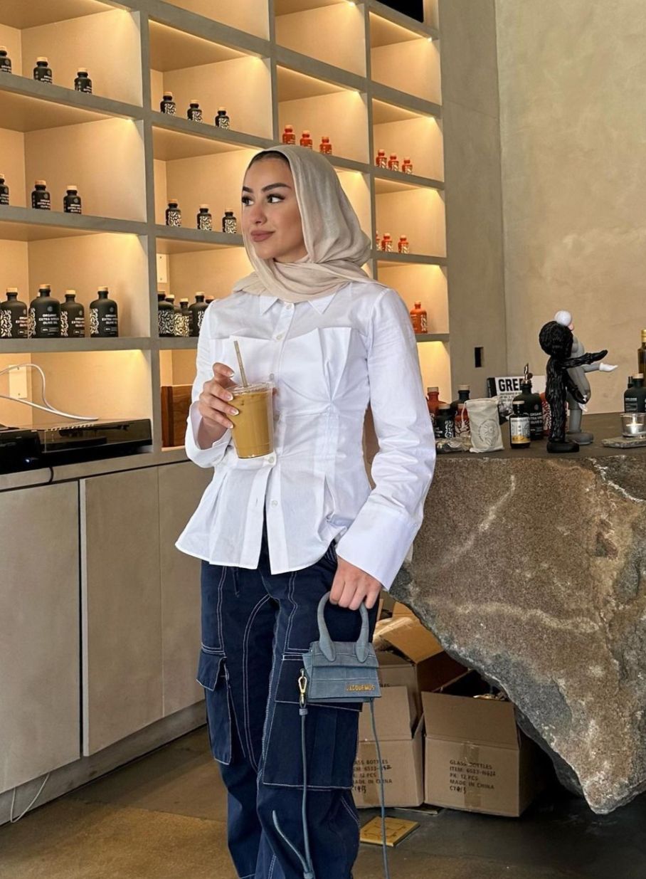 10 Referensi Outfit Hijab ke Kafe ala Mina Hamideh, Tetap Stylish!