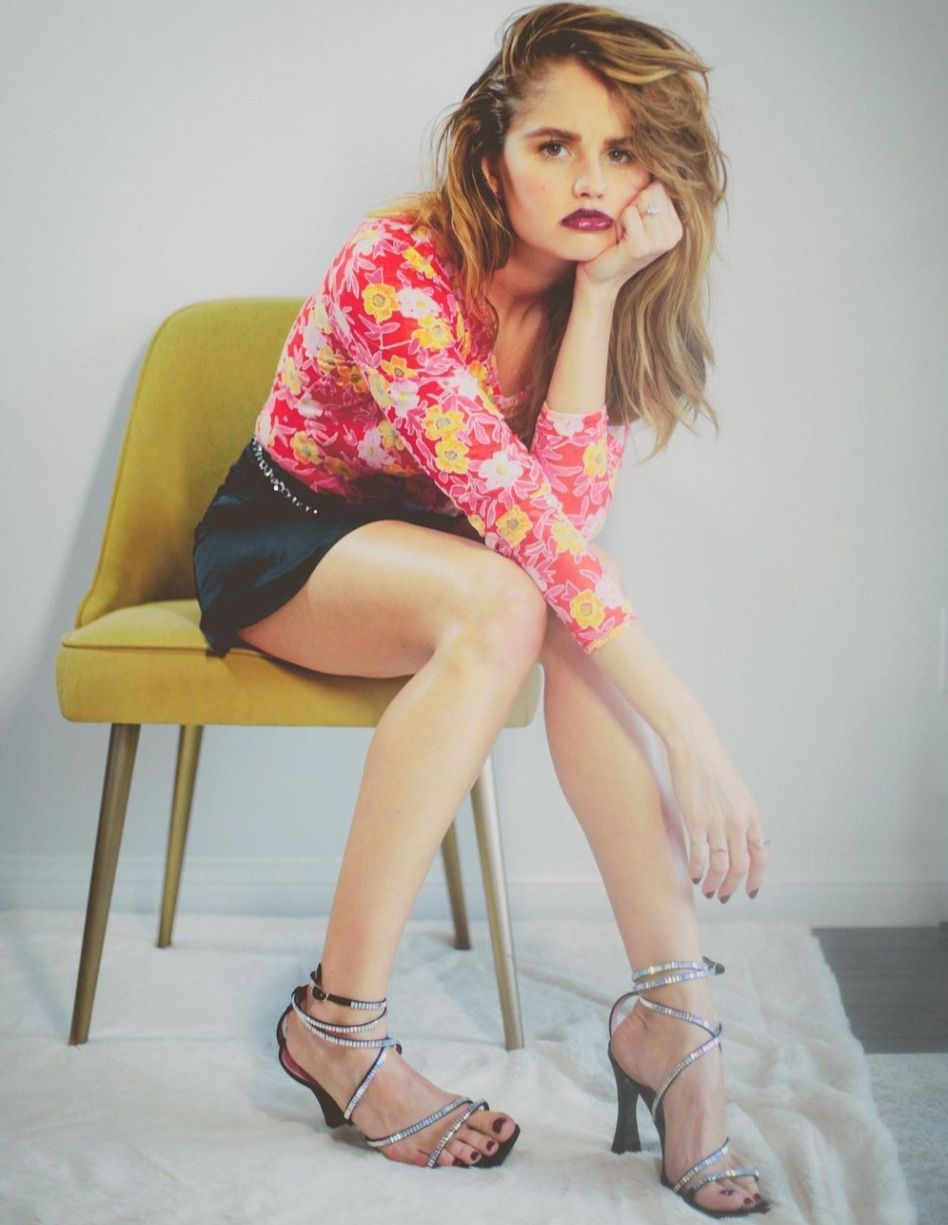 10 Referensi Outfit Colorful ala Debby Ryan, Cheerful Banget!
