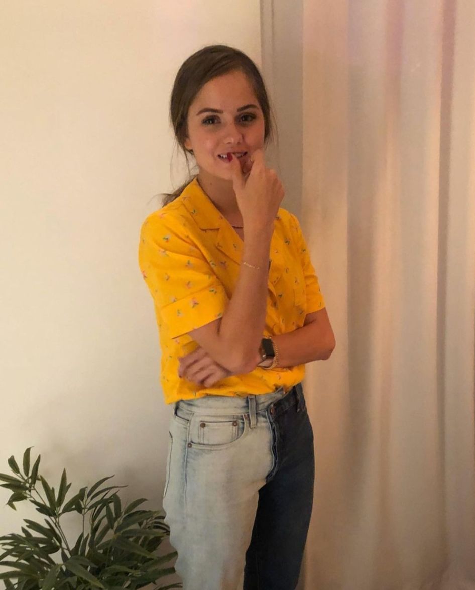 10 Referensi Outfit Colorful ala Debby Ryan, Cheerful Banget!