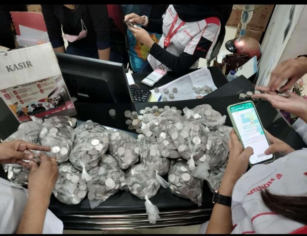 Viral Nenek di Malang Beli Motor Pakai Uang Koin Rp10 Juta