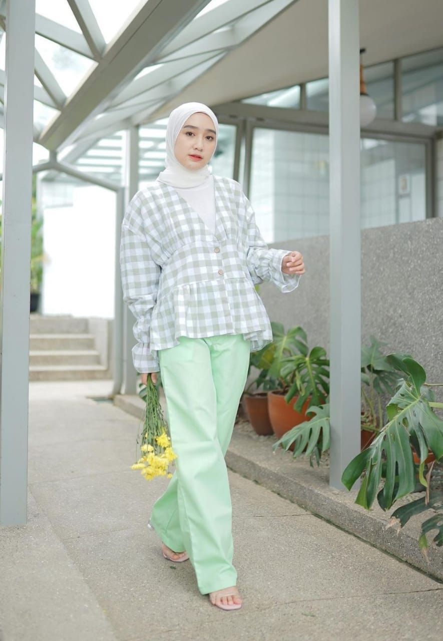 9 Padu Padan Outfit Kotak-Kotak ala Yenni Haryanti