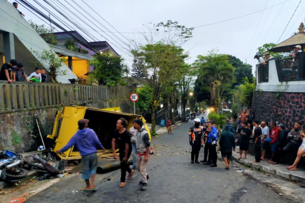 Truk Angkut Sapi Rem Blong Di Songgoriti,