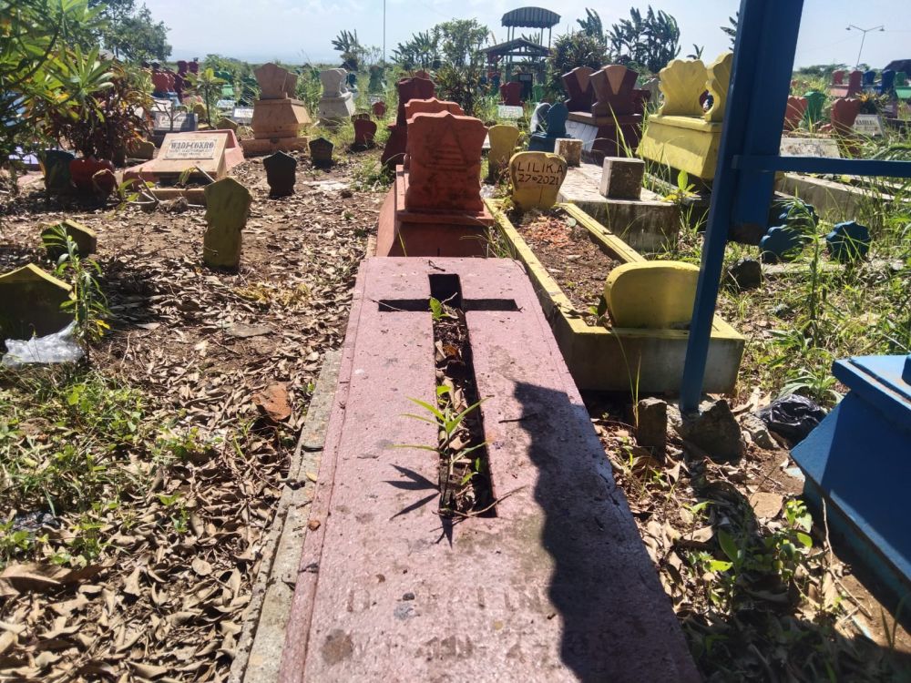 Makam di Malang Ini Disulap Bak Kampung Warna-warni