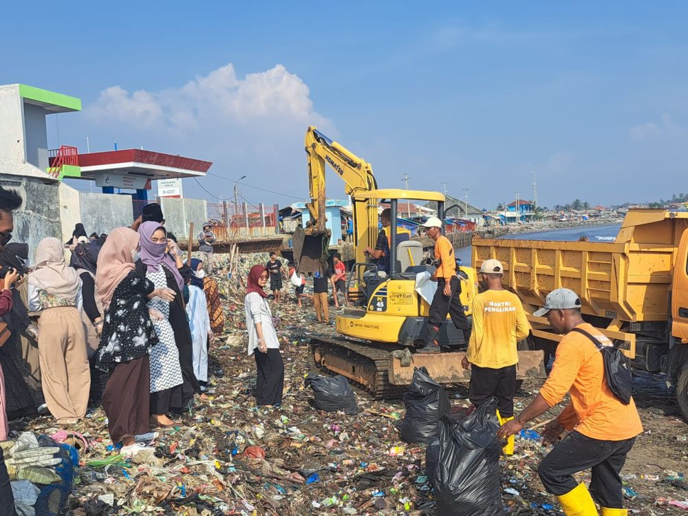 Sempat Viral, Tumpukan Sampah di Pesisir Teluk Pandeglang Dibersihkan 