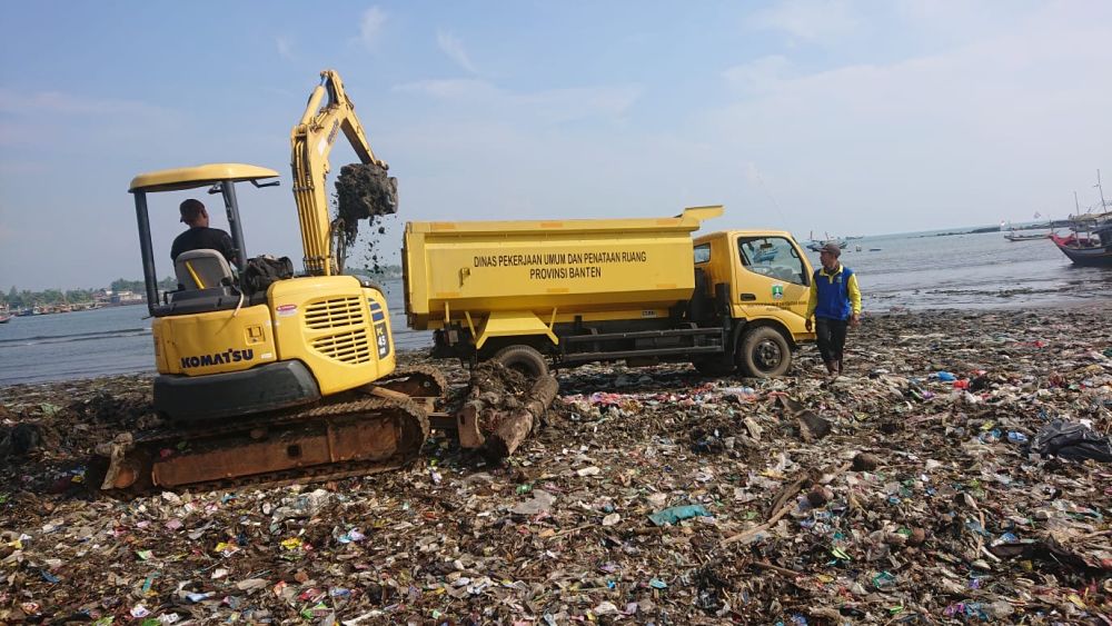 Sempat Viral, Tumpukan Sampah di Pesisir Teluk Pandeglang Dibersihkan 