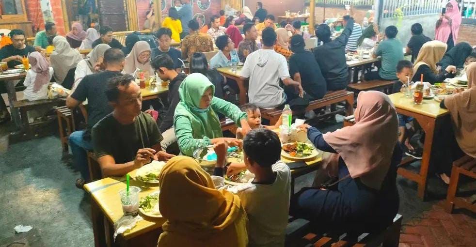 5 Rumah Makan Terdekat dari Alun-alun Jember, Luas dan Bersih!