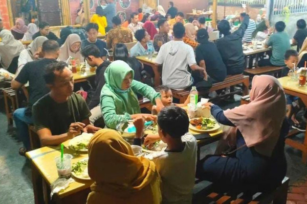 5 Rumah Makan Terdekat dari Alun-alun Jember, Luas dan Bersih!