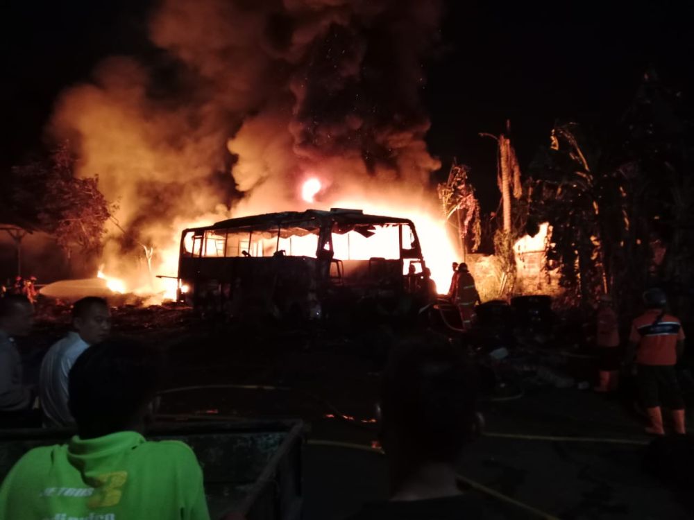 Gegara Bakar Sampah Bus Maju Lancar Ludes Terbakar 