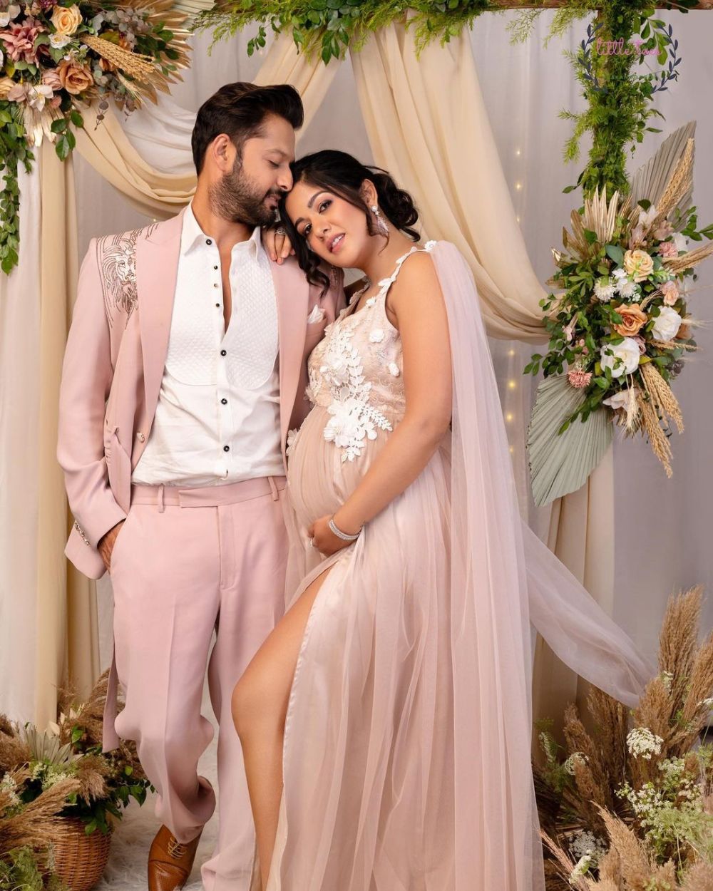 7 Potret Maternity Shoot Ishita Dutta Bareng Vatsal Sheth