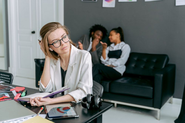 6 Tips Hadapi Bullying di Kantor agar Tak Berkepanjangan