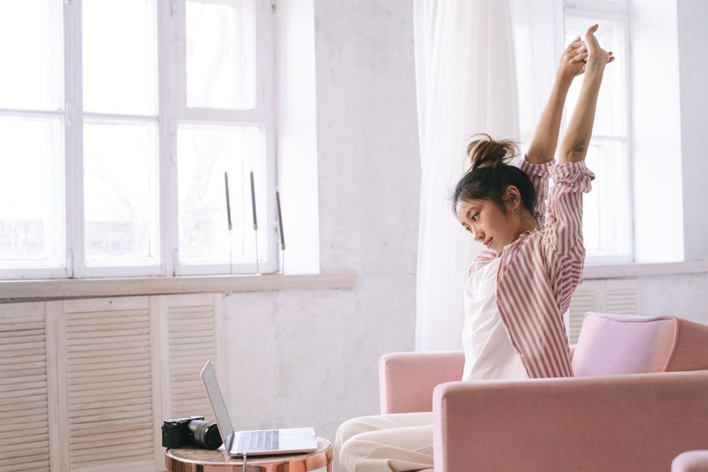 5 Gerakan Stretching buat Kamu yang Suka Duduk Seharian