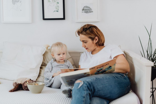 5 Zodiak Paling Suka Membacakan Dongeng untuk Anak, Seru Abis!