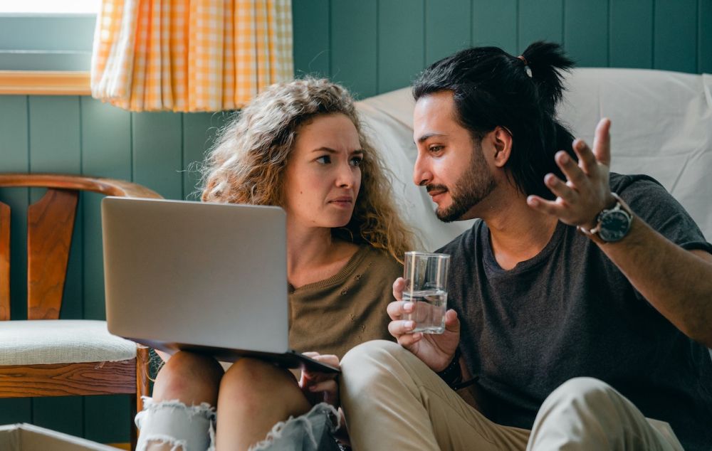 8 Tips untuk Memperbaiki Komunikasi dengan Pasangan Kamu 