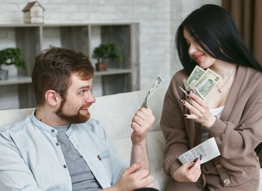 5 Tips Menghadapi Pasangan Boros, Dukung Dia Punya Income Sendiri