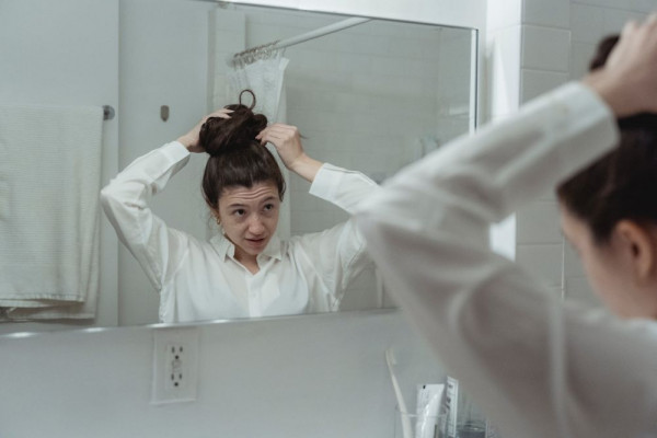 5 Kebiasaan Mengikat Rambut yang Bikin Rontok, Pahami!