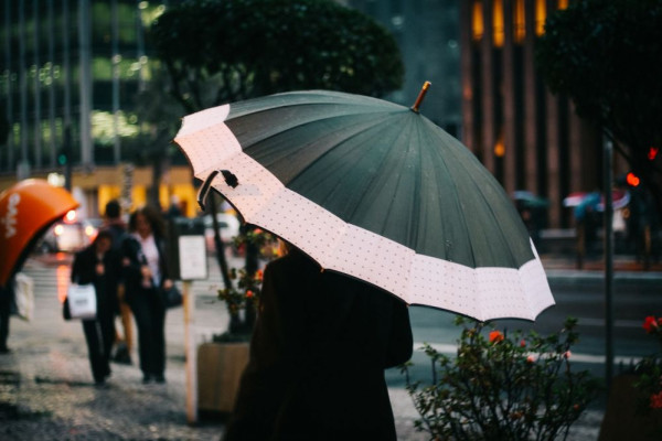5 Alasan Mengapa Kamu Harus Membawa Payung saat Traveling
