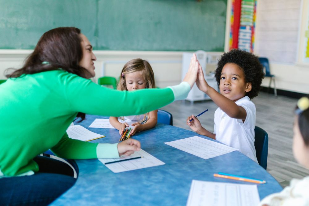 10 Ciri-ciri Guru Berkualitas, Bisa Membimbing Murid dengan Baik