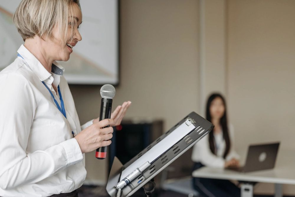 5 Zodiak yang Jago Public Speaking, Pede Banget!