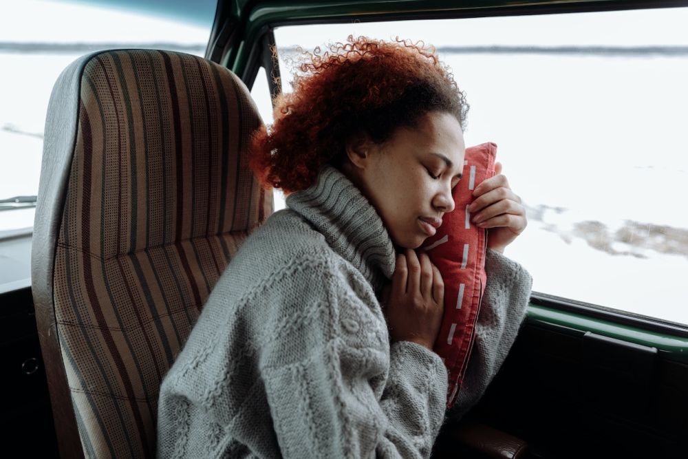 5 Cara Praktis Tidur Lebih Nyenyak saat Traveling, Cobain Yuk!