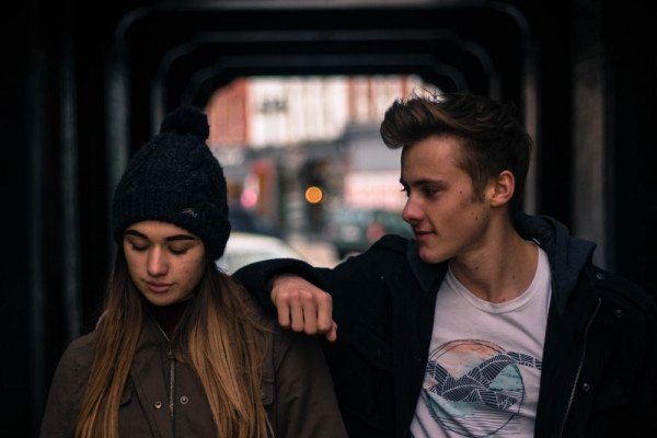 5 Cara Membedakan Perhatian Biasa dengan Tanda-Tanda Cinta, Simak?