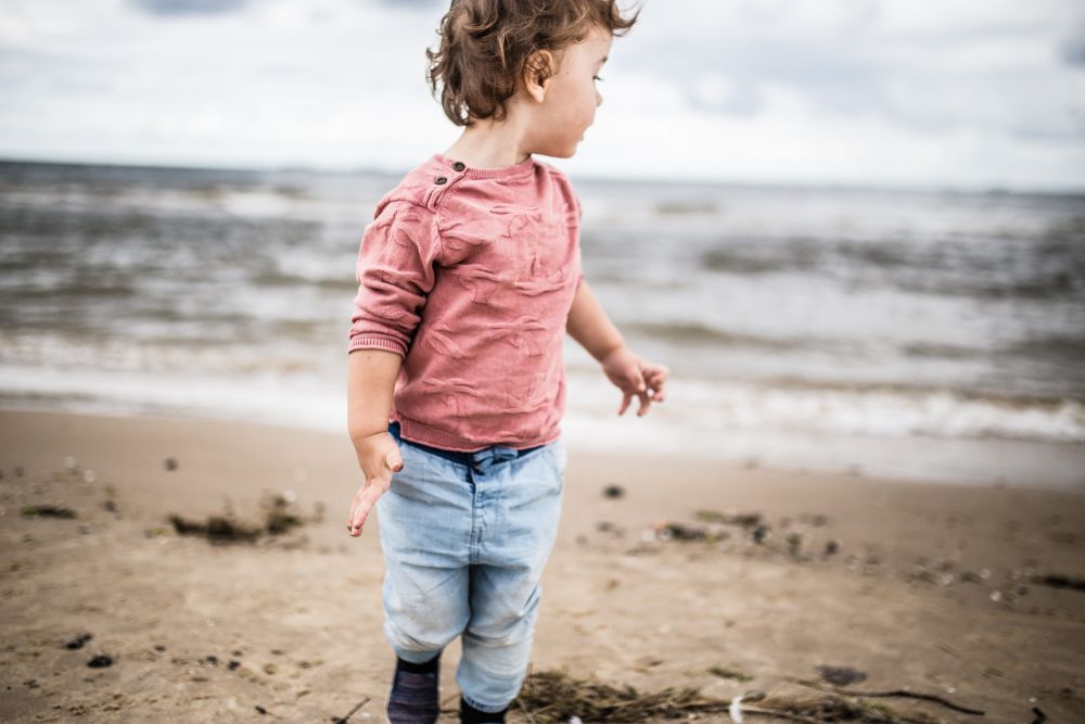 5 Tips Penting Mengajak Anak Traveling ke Pantai, Jangan Lengah!