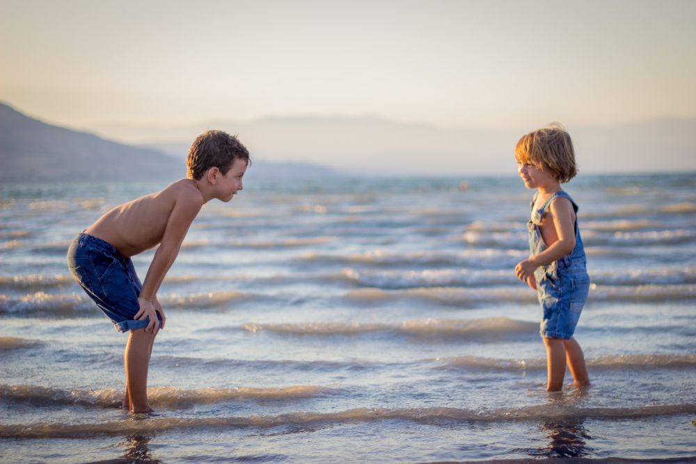 5 Tips Penting Mengajak Anak Traveling ke Pantai, Jangan Lengah!