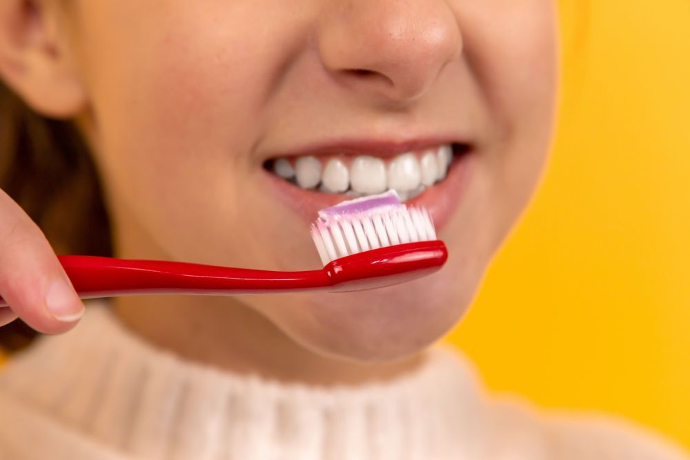 5 Kebiasaan yang Menyebabkan Penumpukan Karang Gigi, Bikin Bau!