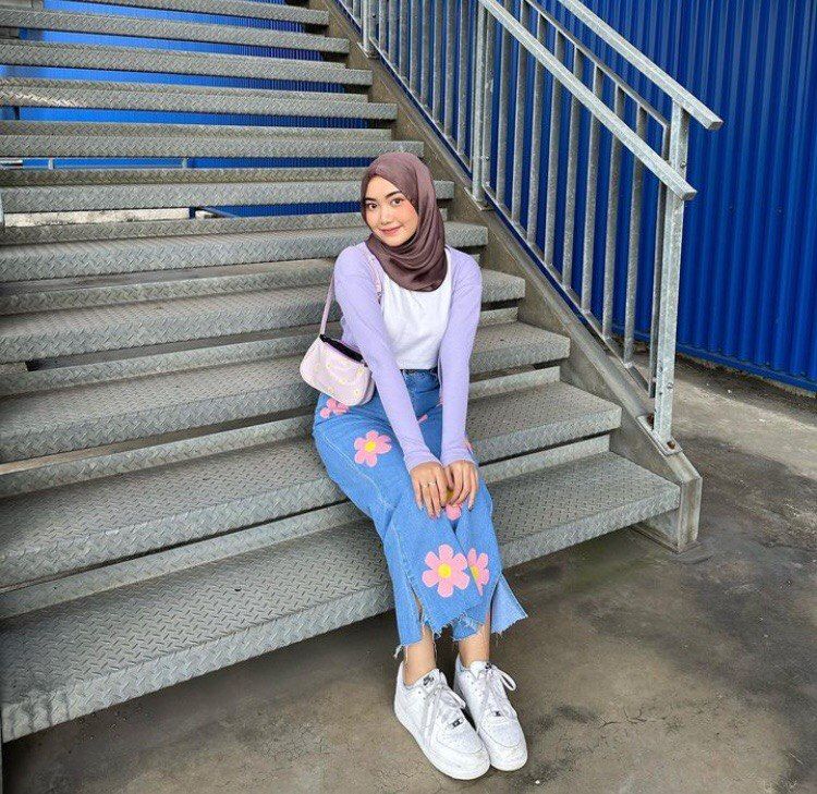 10 Ide OOTD Hijab Pakai Sneakers Putih ala Alamanda Putri, Bikin Keren