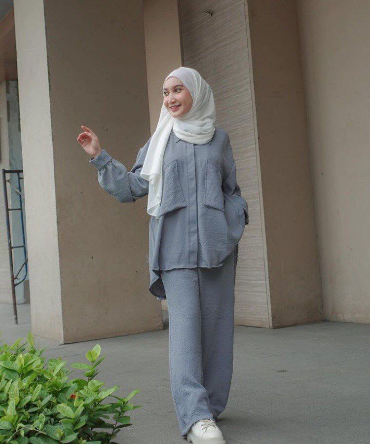 10 Ide OOTD Hijab Pashmina buat Hangout ala Adira Sahara, On Point! 
