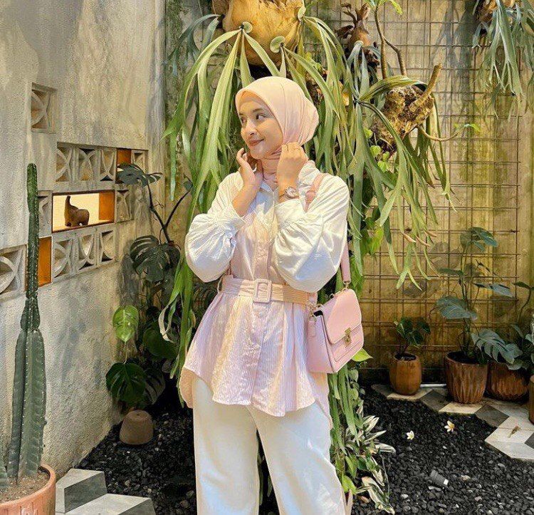 10 Inspirasi OOTD Hijab Kumpul Arisan ala Nabila Ishma, Charming! 