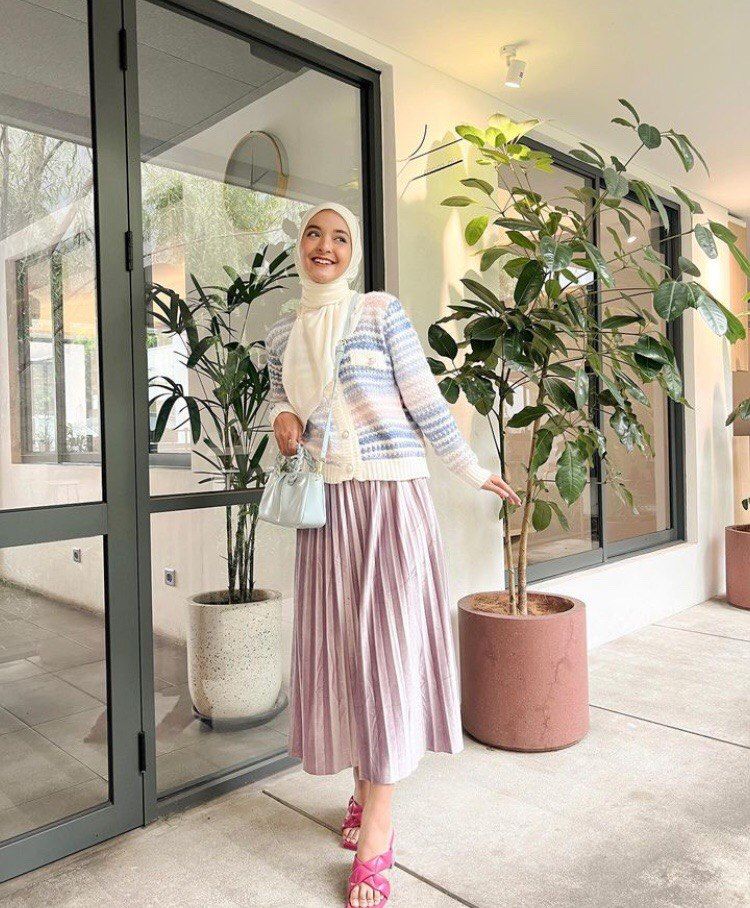 10 Inspirasi OOTD Hijab Kumpul Arisan ala Nabila Ishma, Charming! 