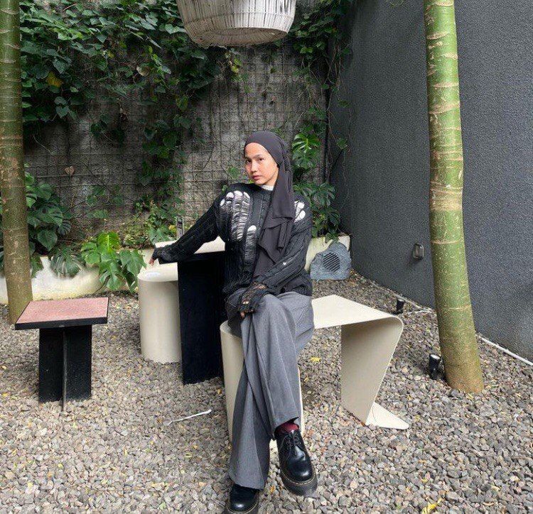 10 Ide Outfit Nuansa Hitam Inspirasi Museum Date ala Nabila Amanda