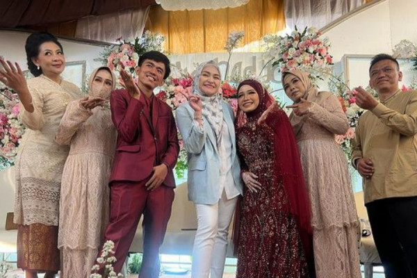 8 Momen Resepsi Pernikahan Tiko Anak Bu Eny, Nathalie Holscher Hadir