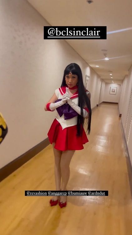 7 Potret BCL Cosplay Jadi Sailor Mars di Usia 40 Tahun