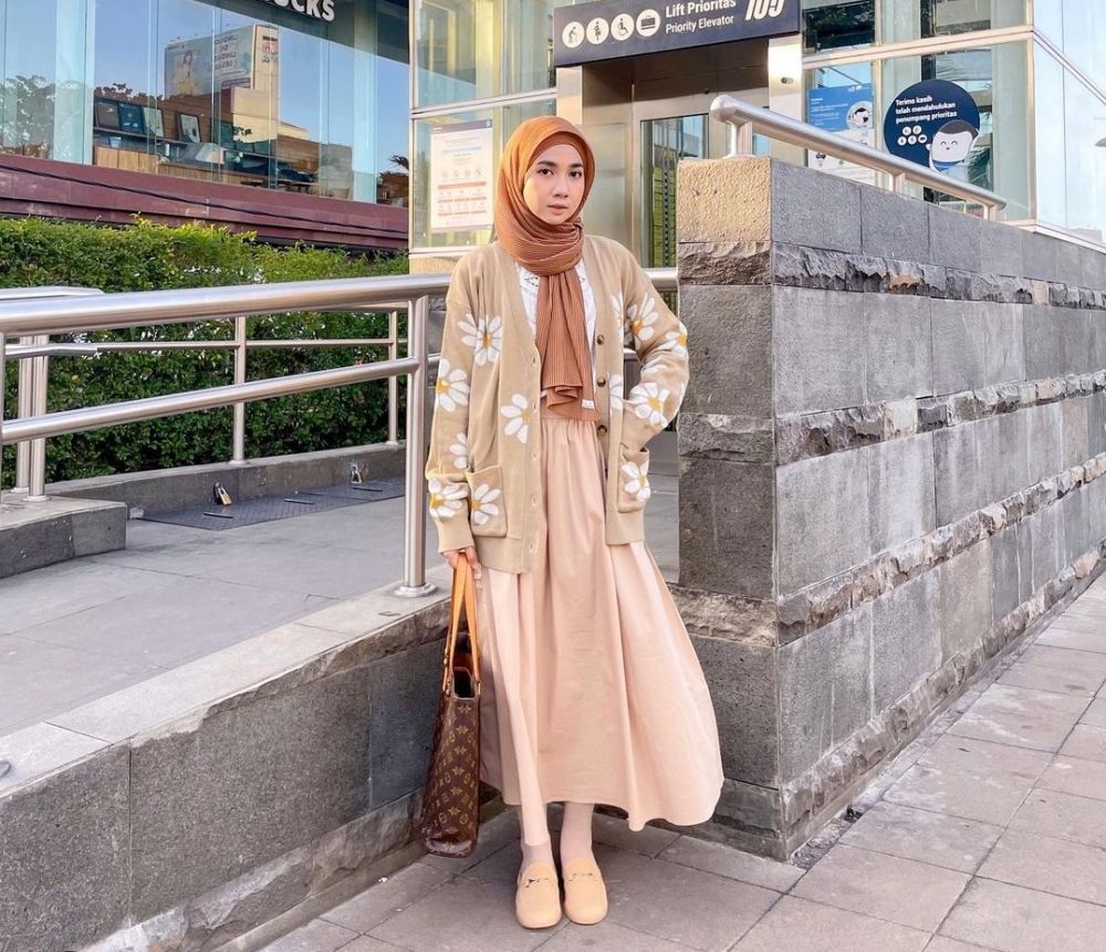 10 Ide Outfit Hijab Nuansa Pastel ala Richa Eltika Ulhaq, Vibes Girly 