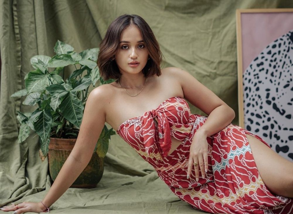 9 Potret Gabriella Desta yang Charming dengan Potongan Rambut Pendek