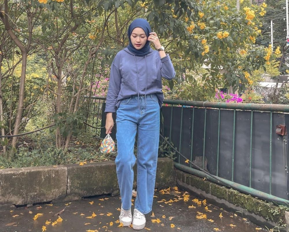 Padu Padan Hijab Dengan Celana Jeans Ala Sari Endah Pratiwi