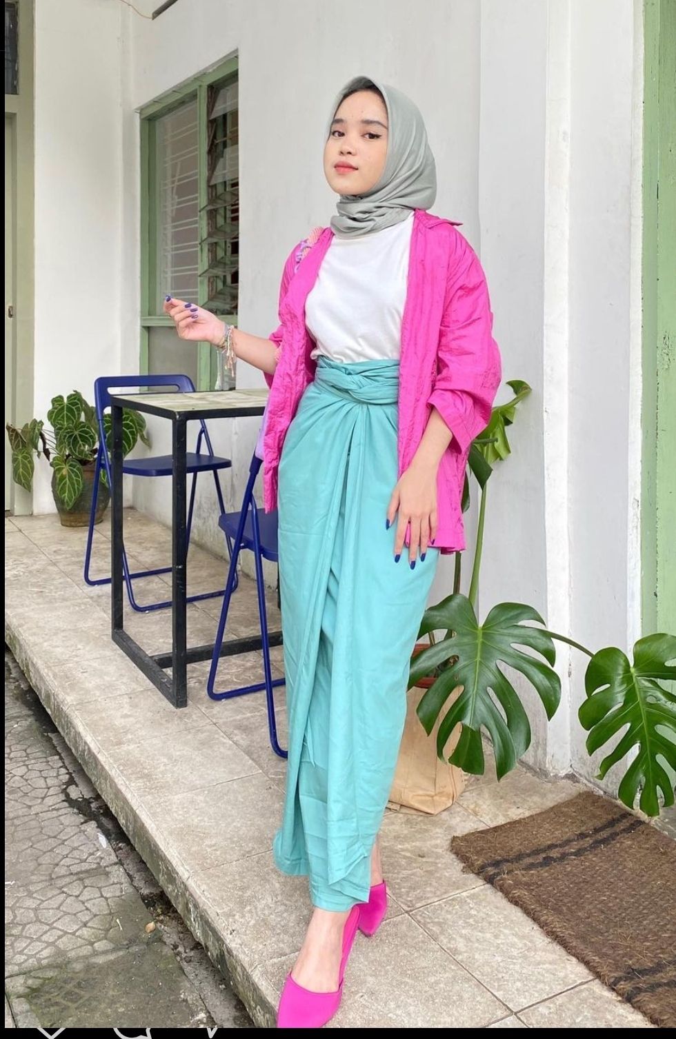 10 Ide OOTD Outfit Hijab Nuansa Pink ala Raihana Nusaiba