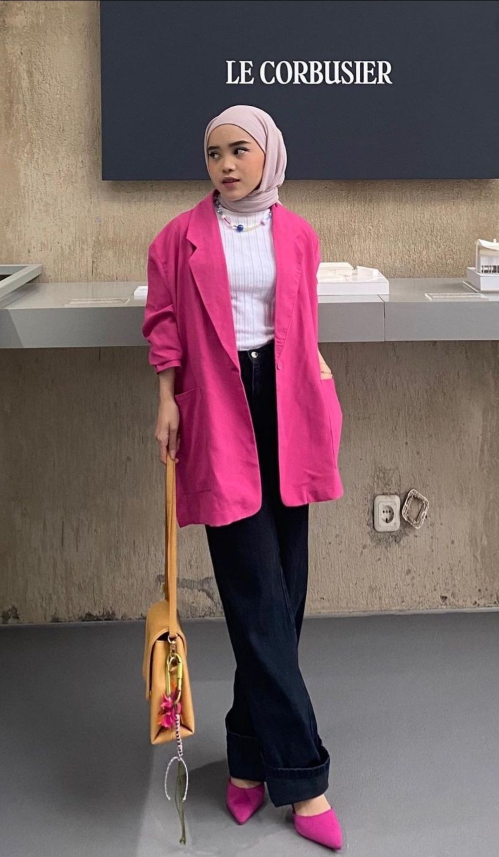 10 Ide OOTD Outfit Hijab Nuansa Pink ala Raihana Nusaiba