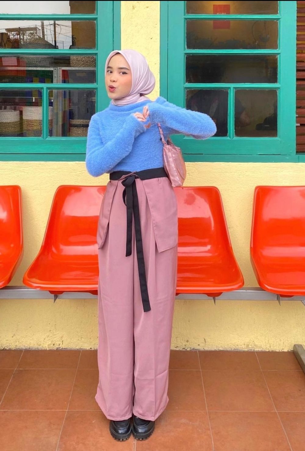 10 Ide OOTD Outfit Hijab Nuansa Pink ala Raihana Nusaiba