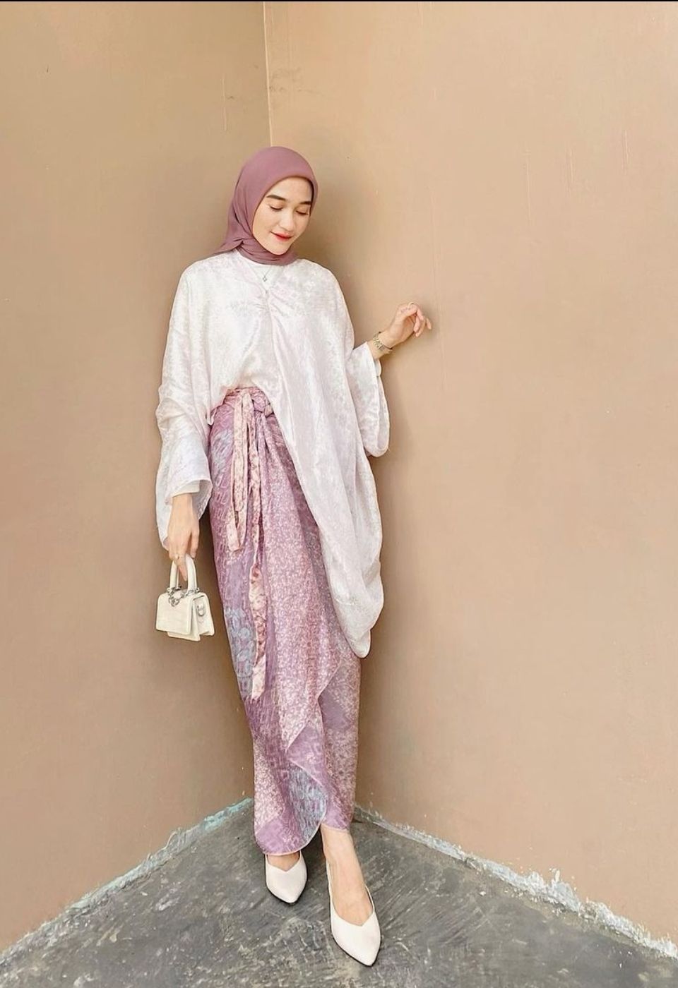 10 Inspirasi OOTD Kondangan Simpel ala Cut Indah Sundari, Anti Ribet!