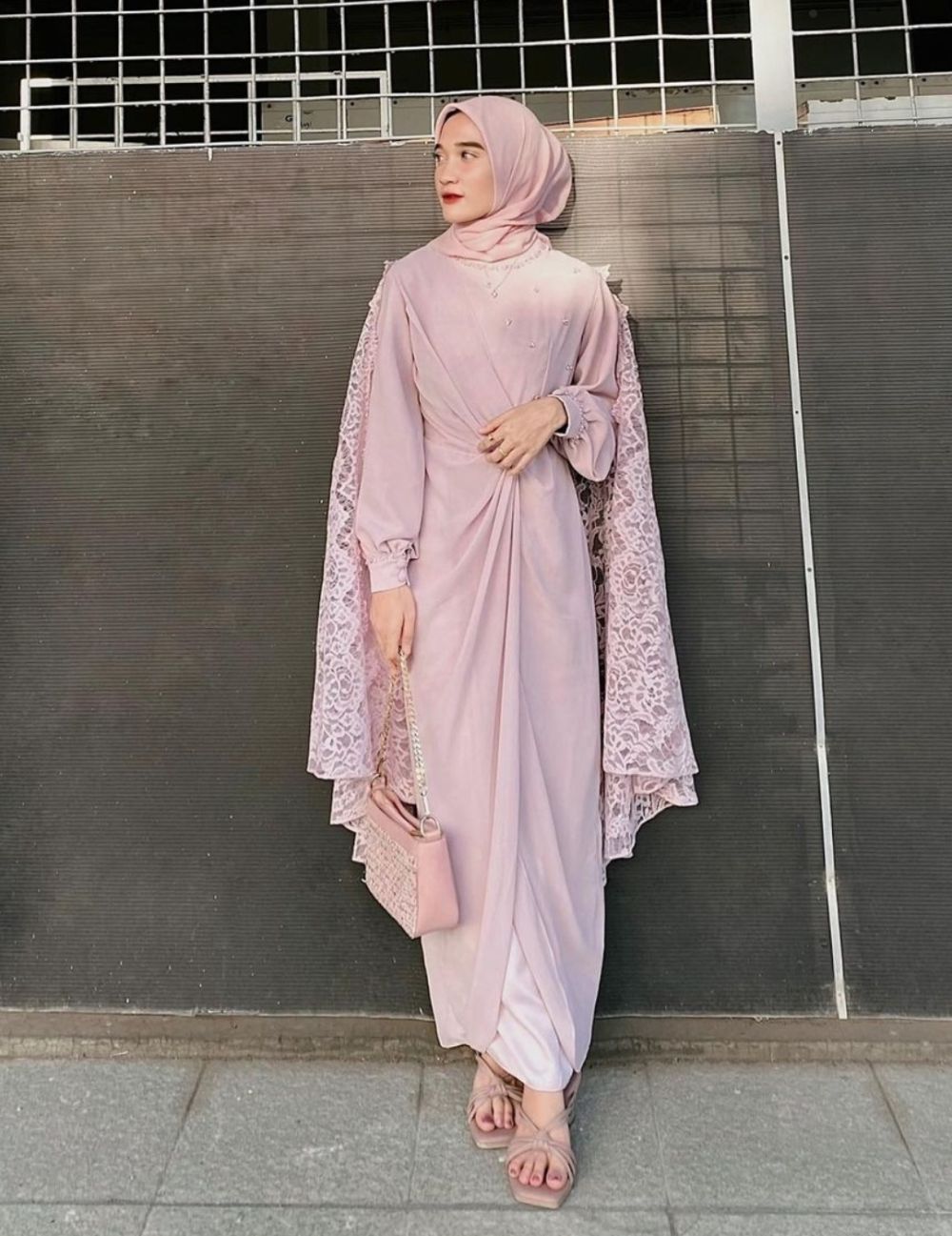 10 Inspirasi OOTD Kondangan Simpel ala Cut Indah Sundari, Anti Ribet!